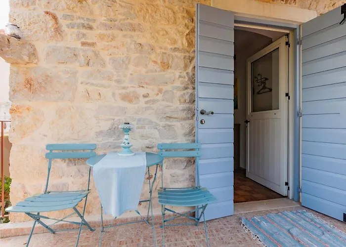 Traditional House By The Sea * פרקו
