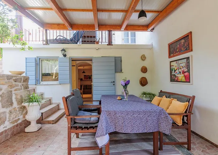 Traditional House By The Sea בית נופש