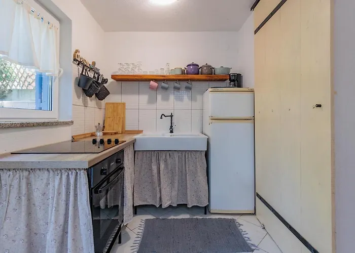 Traditional House By The Sea * פרקו
