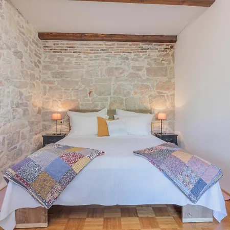 Traditional House By The Sea Semesterbostad Preko
