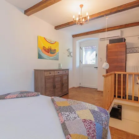Traditional House By The Sea Semesterbostad