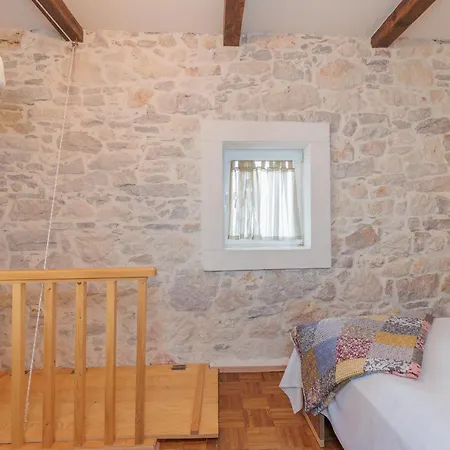 Semesterbostad Traditional House By The Sea