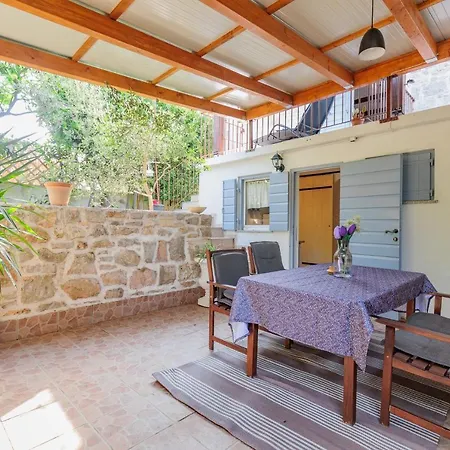 Traditional House By The Sea Преко