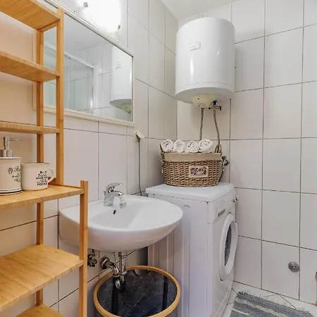 Traditional House By The Sea Semesterbostad *