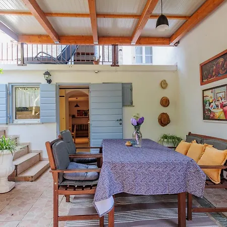 Traditional House By The Sea Дом отдыха