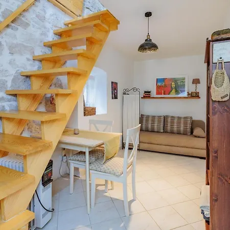 Traditional House By The Sea Semesterbostad Preko