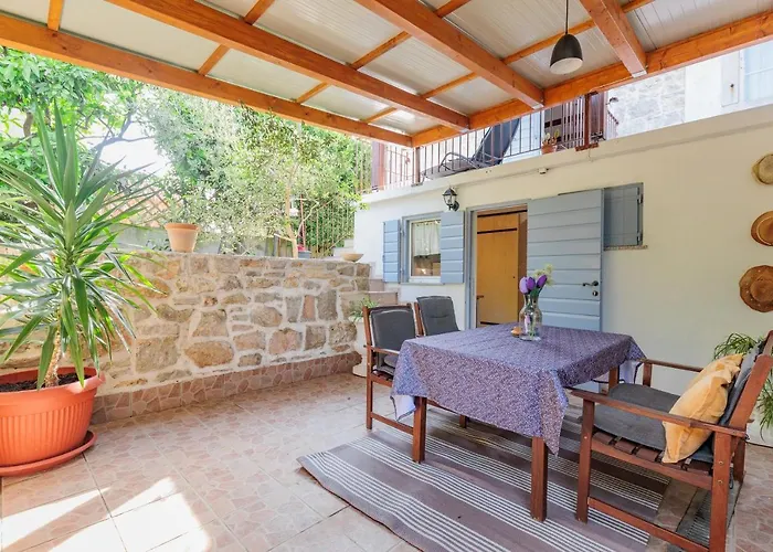 Traditional House By The Sea Преко