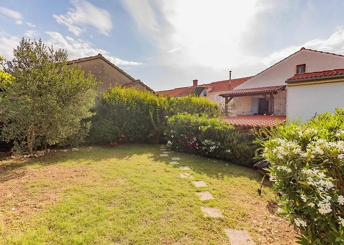 Traditional House By The Sea Преко