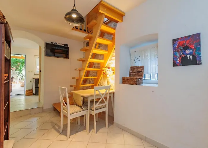 Дом отдыха Traditional House By The Sea Преко