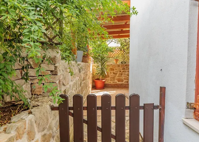 Traditional House By The Sea Преко