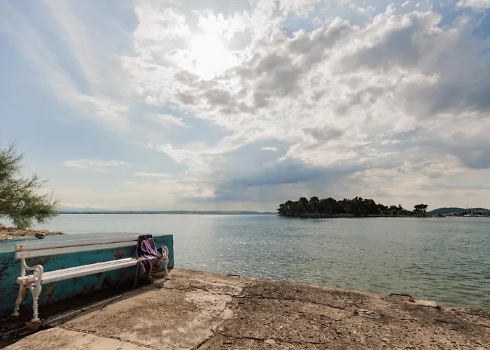 Traditional House By The Sea Преко
